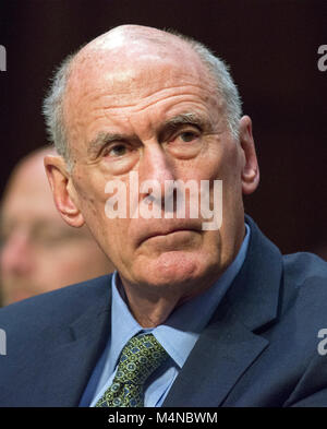 Washington, USA. Feb 13, 2018. Directeur du Renseignement National (DNI) Dan Coats témoigne devant le comité du Sénat des États-Unis sur l'intelligence au cours d'une audience pour examiner les menaces à l'échelle mondiale sur la colline du Capitole à Washington, DC le Mardi, Février 13, 2018 Credit : Ron Sachs/CNP - AUCUN FIL SERVICE - Credit : Ron Sachs/consolidé Nouvelles Photos/Ron Sachs - CNP/dpa/Alamy Live News Banque D'Images