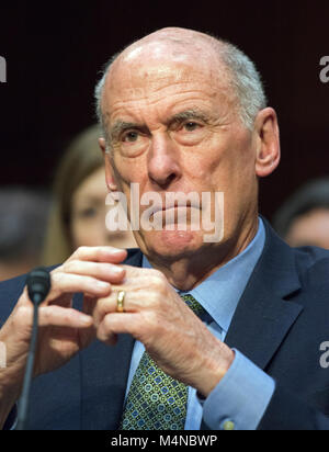 Washington, USA. Feb 13, 2018. Directeur du Renseignement National (DNI) Dan Coats témoigne devant le comité du Sénat des États-Unis sur l'intelligence au cours d'une audience pour examiner les menaces à l'échelle mondiale sur la colline du Capitole à Washington, DC le Mardi, Février 13, 2018 Credit : Ron Sachs/CNP - AUCUN FIL SERVICE - Credit : Ron Sachs/consolidé Nouvelles Photos/Ron Sachs - CNP/dpa/Alamy Live News Banque D'Images