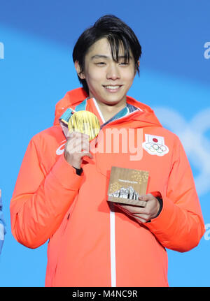 Pyeongchang, Corée du Sud. Feb 17, 2018. Yuzuru Hanyu médaillé d'or du Japon pose pour des photos au cours d'une cérémonie de remise de médailles de patinage artistique unique pour hommes du patinage artistique à l'occasion des Jeux Olympiques d'hiver de PyeongChang 2018 à l'Esplanade de Remise des médailles à PyeongChang, Corée du Sud, le 17 février 2018. Credit : Wu Zhuang/Xinhua/Alamy Live News Banque D'Images