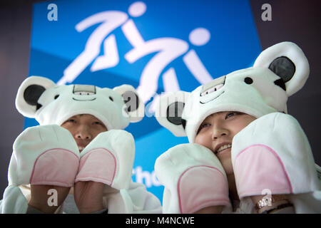 Gangneung, Corée du Sud. Feb 17, 2018. Les femmes bénévoles portant des Soohorang cosutmes mascotte olympique dans l'arène à Gangneung Gangneung, Corée du Sud, 17 février 2018. Crédit : Peter Kneffel/dpa/Alamy Live News Banque D'Images