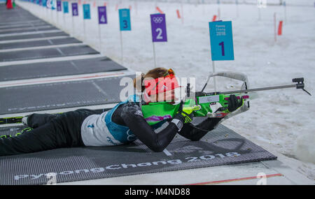 Pyeongchang, Corée du Sud. Feb 17, 2018. Laura Dahlmeier de Allemagne tir pendant le women's 12.5km de biathlon des Jeux Olympiques d'hiver de 2018 dans le centre de préparation au biathlon d'Alpensia Pyeongchang, en Corée du Sud, 17 février 2018. Crédit : Michael Kappeler/dpa/Alamy Live News Banque D'Images