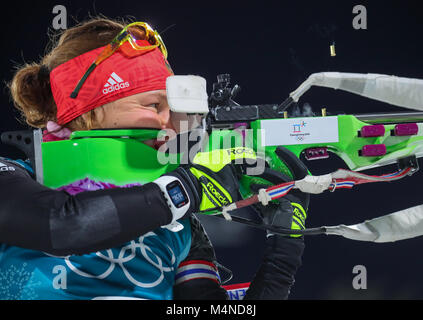 Pyeongchang, Corée du Sud. Feb 17, 2018. Laura Dahlmeier de Allemagne tir pendant le women's 12.5km de biathlon des Jeux Olympiques d'hiver de 2018 dans le centre de préparation au biathlon d'Alpensia Pyeongchang, en Corée du Sud, 17 février 2018. Crédit : Michael Kappeler/dpa/Alamy Live News Banque D'Images