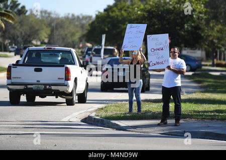 Parkland en Floride, USA. 16 Février, 2018. La communauté se rassemble pour payer le respect de Marjory Stoneman Douglas l'école secondaire les victimes à des sentiers Pin amphithéâtre du parc le 16 février 2018 dans un parc, en Floride. Credit : Mpi04/media/Alamy Punch Live News Banque D'Images