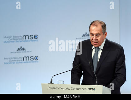 (180217) -- MUNICH, 17 février 2018 (Xinhua) -- Le ministre russe des affaires étrangères Sergey Lavrov parle durant la 54e Conférence de Munich sur la sécurité (SMC) à Munich, Allemagne, le 17 février 2018. (Xinhua/Luo Huanhuan) (cd) Banque D'Images