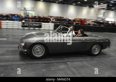 Londres, Royaume-Uni. Feb 17, 2018. Une édition d'Abingdon MGB roulant sur la promenade quotidienne sur la Grande Parade à la London Classic Car Show qui aura lieu à l'ExCel London, Royaume-Uni. Plus de 700 des plus belles voitures classiques sont exposées à l'exposition allant de l'avant-guerre vintage tourers à un concept moderne de voitures. Le spectacle réunit dans autour de 37 000 visiteurs, allant de graves chefs d'essence des gens qui aiment les belles et les véhicules classiques. Crédit : Michael Preston/Alamy Live News Banque D'Images