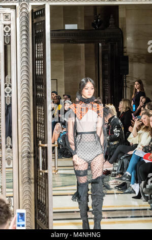 .London Fashion Week JIRI KALFAR tchèque un défilé de créateurs de mode à Scout, franc-maçon's Hall à Londres. Ian Davidson Crédit/Alamy Live News Banque D'Images
