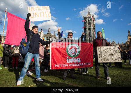 Londres, Royaume-Uni. 17 Février, 2018. Les membres de l'Union européenne commerce IWGB assister à la 1 Journée sans nous rallier à la place du Parlement dans le cadre d'une deuxième journée d'action national annuel de célébration de l'énorme contribution des migrants au Royaume-Uni et en solidarité avec les travailleurs migrants passés et présents dans le NHS. Credit : Mark Kerrison/Alamy Live News Banque D'Images