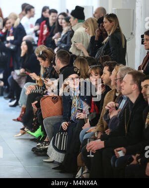 Londres, Royaume-Uni. Feb 17, 2018. Les clients de la Molly Goddard spectacle vu assis à côté de la piste. Credit : Rahman Hassani/SOPA/ZUMA/Alamy Fil Live News Banque D'Images