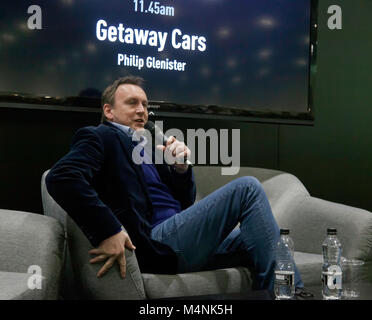 L'acteur Philip Glenister étant interviewé au Supagard Theatre, à la section historique Motosport International du 2018, London Classic car Show Banque D'Images