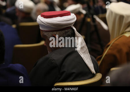 17 février 2018 - La conférence inaugurale de l'Assemblée générale de l'Unité islamique de l'Iraq est tenu à Bagdad avec l'intention de soutenir l'unité entre les nations islamiques en dépit des diverses confessions islamique et l'actuelle Shia-Sunni les tensions. Il a été organisé et soutenu par l'Iran et a été suivi par des hauts fonctionnaires iraniens et irakiens ainsi qu'un certain nombre de clercs sunnites et chiites de différents pays, dont la Syrie, l'Egypte, la Libye, le Qatar, le Liban, l'Iran et l'Irak. Au sein de la conférence, on a aussi examiné la question de la soi-disant "Croissant-Rouge iha'', s'étendant de l'Iran au Liban, Banque D'Images