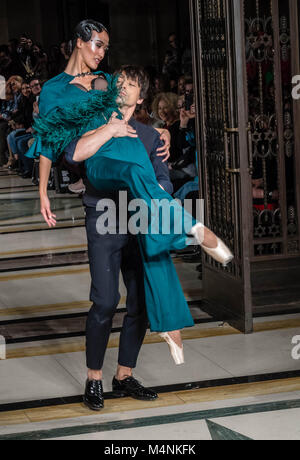 . London Fashion Week, la mode du Scoutisme défilé de l'OLGA ROH, un créateur de mode suisse, qui ont ponctué son spectacle avec des danseurs classique dans une superbe présentation. Ian Davidson Crédit/Alamy Live News Banque D'Images