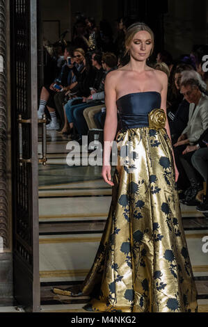 London Fashion Week, la mode du Scoutisme défilé de l'OLGA ROH, un créateur de mode suisse, qui ont ponctué son spectacle avec des danseurs classique dans une superbe présentation. Ian Davidson Crédit/Alamy Live News Banque D'Images