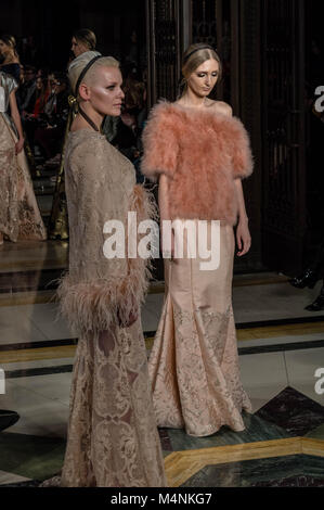 London Fashion Week, la mode du Scoutisme défilé de l'OLGA ROH, un créateur de mode suisse, qui ont ponctué son spectacle avec des danseurs classique dans une superbe présentation. Ian Davidson Crédit/Alamy Live News Banque D'Images