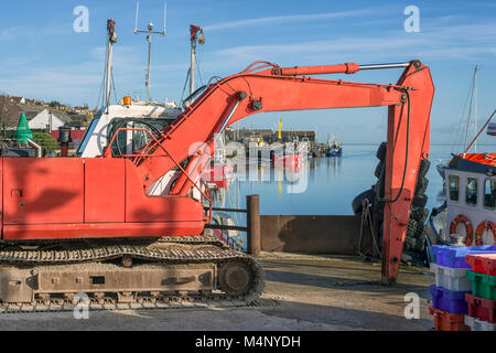 LEIGH-ON-SEA, ESSEX, Royaume-Uni - 16 FÉVRIER 2018 : des bateaux à coque vus à travers le bras de l'équipement utilisé pour décharger les prises des bateaux d'Old Leigh Banque D'Images