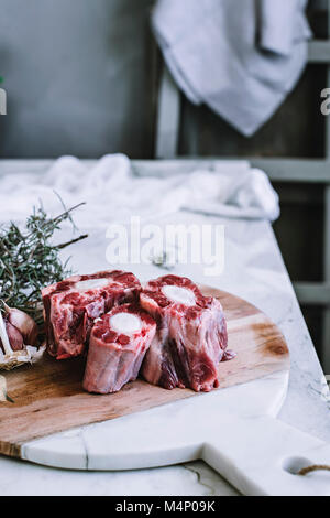 La viande de boeuf sur une planche à découper Banque D'Images