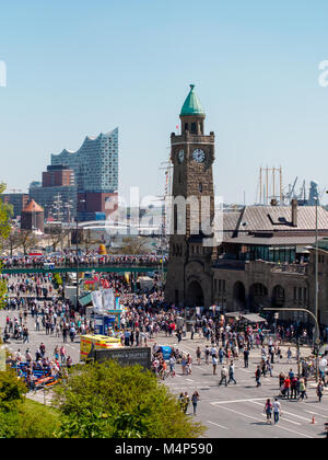 Hambourg, Allemagne - 07 mai 2016 : Il y a une grande foule profiter de l'anniversaire du port de Hambourg lorsqu'il fait beau. Banque D'Images