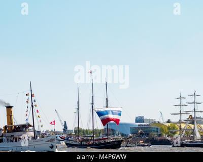 Hambourg, Allemagne - 07 mai, 2016 : chaque année, les navires parade lors de l'anniversaire du port de Hambourg. 2016 lors d'une journée ensoleillée. Banque D'Images