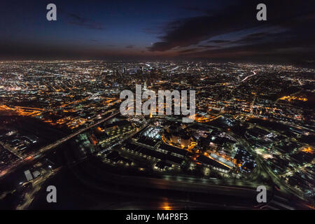 Vue aérienne de nuit vers le centre-ville urbain bâtiments et les rues à Los Angeles en Californie. Banque D'Images