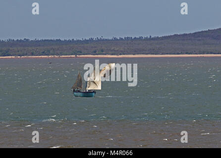 Les bateaux de pêche naviguant en mer agitée, Mahajanga Madagascar Novembre Banque D'Images