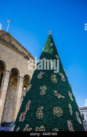 Géorgie - Tbilissi. Noël et Nouvel an 2018 l'illumination de la Maison du Parlement sur l'Avenue Rustaveli dans centre historique de Tbilissi, habitant ville Banque D'Images