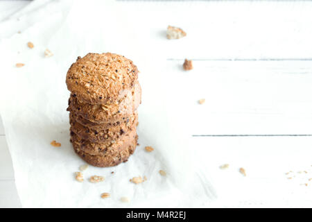 Biscuits fait maison avec des graines de sésame et de lin blanc sur la table en bois, copie de l'espace. L'avoine cookies vegan sain. Banque D'Images