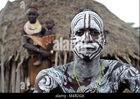 Homme, femme et bébé de la tribu Karo (Éthiopie) Banque D'Images