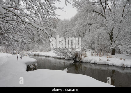 Belle scène d'hiver sur Yauza river après de fortes chutes de neige, Babushkinkiy, district de Moscou. Banque D'Images