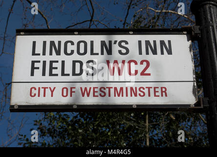 Signe de nom de rue de Lincoln's Inn Fields, dans la ville de Westminster, Londres, Angleterre Banque D'Images