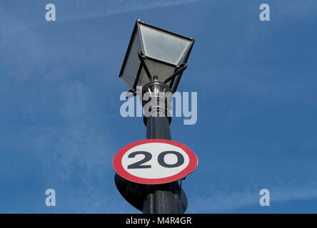 British 20 milles à l'heure limite de vitesse fixée à lampadaire, Lincoln's Inn Fields, Londres, Angleterre Banque D'Images