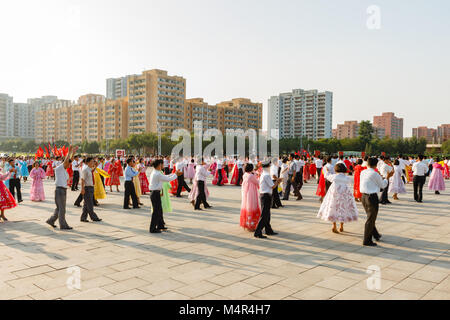 Pyongyang, Corée du Nord - 27 juillet 2014 : danses de masse d'étudiants coréens en l'honneur de la victoire dans la Guerre patriotique de libération. Banque D'Images