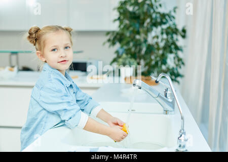 Jeune fille lavant la vaisselle Banque D'Images