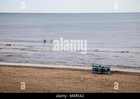 Coupe-vent sur la plage à Mablethorpe, Lincolnshire, Angleterre Banque D'Images