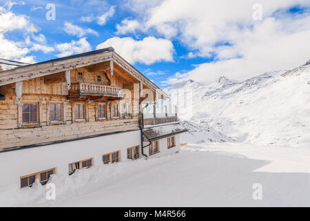 Refuge de montagne en bois sur piste de ski dans le domaine skiable Hochgurgl-Obergurgl sur belle journée ensoleillée, Tirol, Autriche Banque D'Images