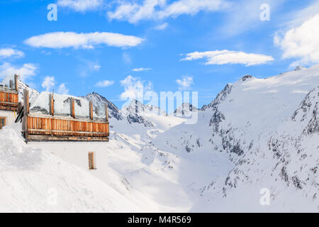 Terrasse du refuge de montagne de la pente de ski dans Hochgurgl-Obergurgl sur belle journée ensoleillée, Tirol, Autriche Banque D'Images