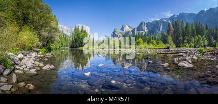 Vue panoramique de la célèbre vallée de Yosemite avec de belles rivière Merced sur une magnifique journée ensoleillée avec ciel bleu en été, Yosemite National Park, Californie Banque D'Images