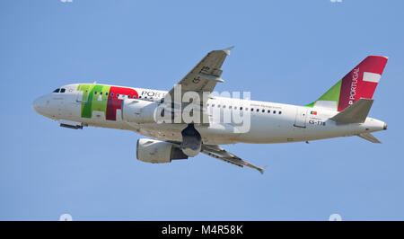 TAP Portugal Transportes Aéreos Portugueses Airbus A319 CS-TTB au départ de l'aéroport de Londres Heathrow LHR Banque D'Images