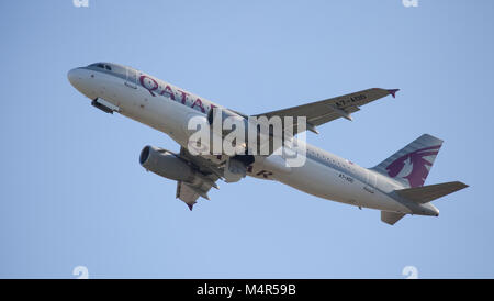 Qatar Airways Airbus A320 A7-Ajouter au départ de l'aéroport de Londres Heathrow LHR Banque D'Images