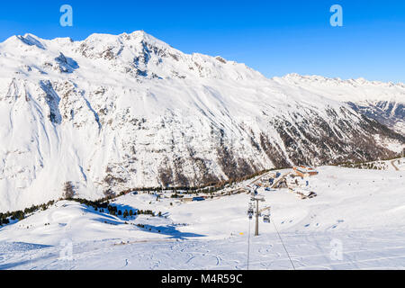 À OBERGURGL HOCHGURGL SKI RESORT, AUTRICHE - Jan 30, 2018 : Avis de la montagne et les pistes de ski dans le domaine skiable Obergurgl-Hochgurgl sur belle journée d'hiver ensoleillée Banque D'Images