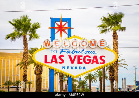L'affichage classique de panneau Welcome to Fabulous Las Vegas à l'extrémité sud de la célèbre Strip de Las Vegas sur une belle journée ensoleillée avec ciel bleu et nuages