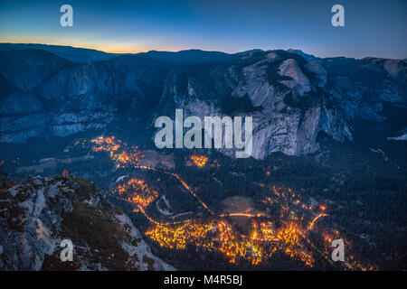 Vue panoramique vue aérienne de la célèbre vallée de Yosemite allumé dans le magnifique coucher du soleil au cours de l'après twilight blue hour au crépuscule en été, Yosemite Banque D'Images