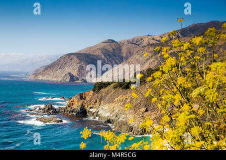 Vue panoramique sur la côte sauvage de Big Sur avec montagnes Santa Lucia et Big Creek Bridge de la célèbre Route 1 au coucher du soleil, Californie, USA Banque D'Images