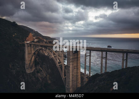 Superbe vue panoramique sur le pont du ruisseau Bixby historique le long de la route 1 de renommée mondiale dans le magnifique crépuscule du soir, Big Sur, Californie, USA Banque D'Images