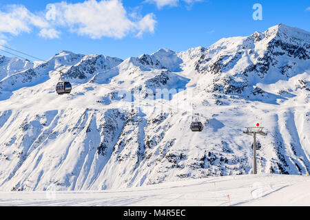 Wagons-tombereaux sur ascenseur dans de belles montagnes dans la saison d'hiver au domaine skiable Hochgurgl-Obergurgl, Tirol, Autriche Banque D'Images