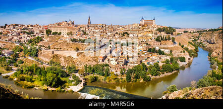 Vue panoramique sur la ville historique de Tolède avec tage en Castille-La Manche, Espagne Banque D'Images