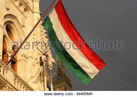 Le drapeau national hongrois en accrochant la lumière de l'après-midi d'or que les élections générales appraches. Il aura lieu le 8 avril 2018. Banque D'Images