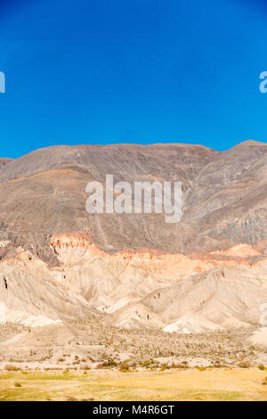 ANDES SUR ROUTE EN DIRECTION NORD qui longe le CHEMIN DE FER DE NUAGES VERS SALINAS GRANDES SALINES dans la province de Jujuy, en Argentine. Banque D'Images