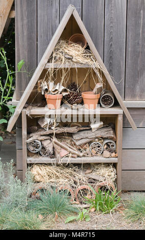 Un bug chambre d'encourager les insectes utiles dans le jardin. Banque D'Images