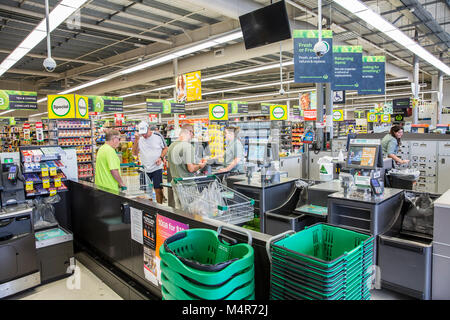 Supermarché Woolworths, les clients paient pour leurs courses au supermarché caisses,Queensland, Australie Banque D'Images