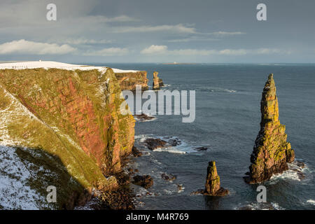 Le genou pile la mer au large de Duncansby Head, à partir des rayons de Duncansby, près de John O' Groats, Caithness, Ecosse, Royaume-Uni Banque D'Images