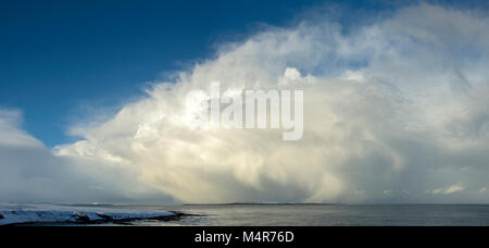 D'énormes cumulonimbus sur les Pentland Firth, à proximité de l'Ness de Duncansby, Caithness, Ecosse, Royaume-Uni. L'île de stroma au centre. Banque D'Images